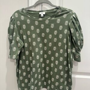 Crown & Ivy Green Floral Short Sleeve Top